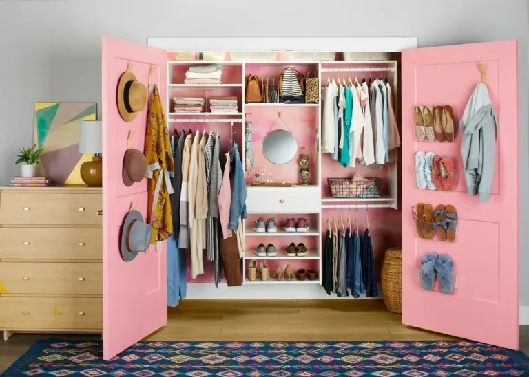 4 mosse che ogni designer usa per organizzare armadi piccoli senza caos