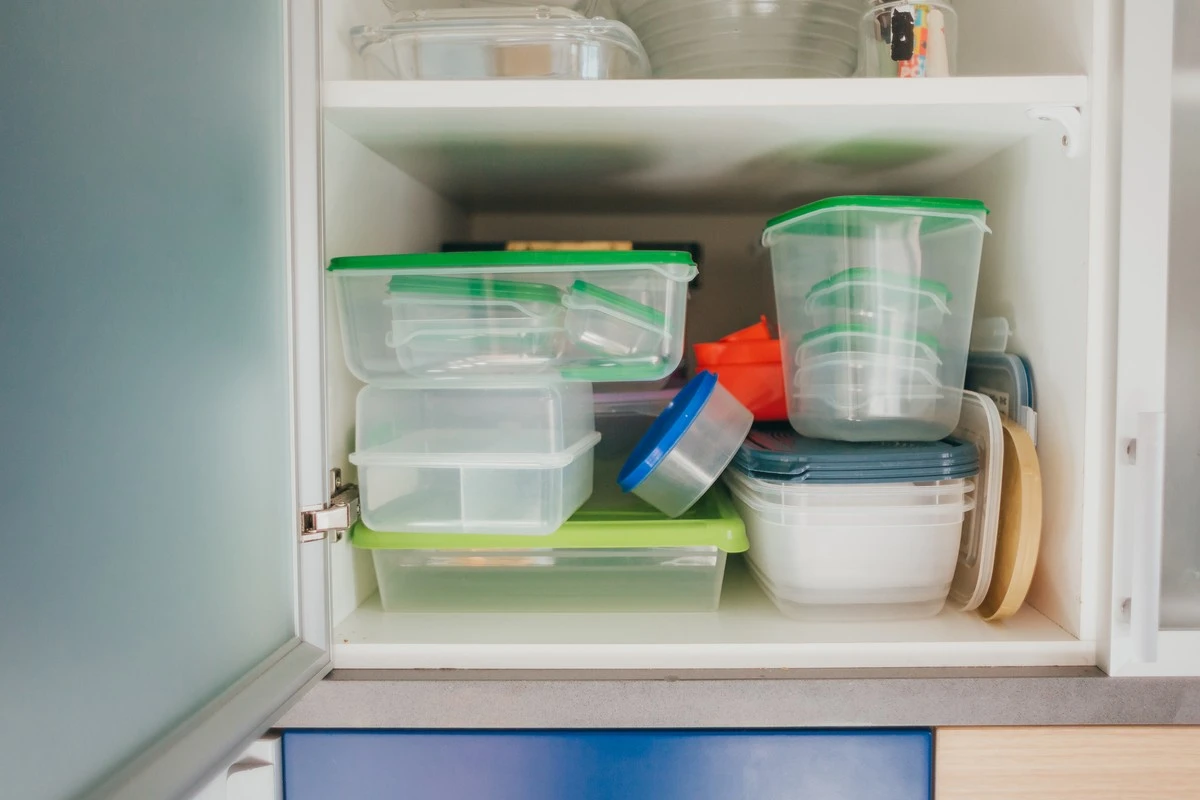 Addio caos in cucina: l'organizer "magico" che mette ordine nei tuoi contenitori per alimenti