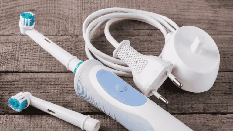 Il trucco del dischetto di cotone per la base di ricarica dello spazzolino elettrico: addio macchie!