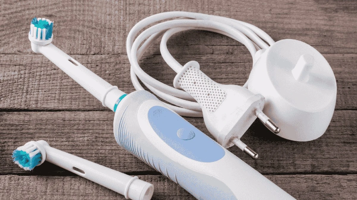 Il trucco del dischetto di cotone per la base di ricarica dello spazzolino elettrico: addio macchie!