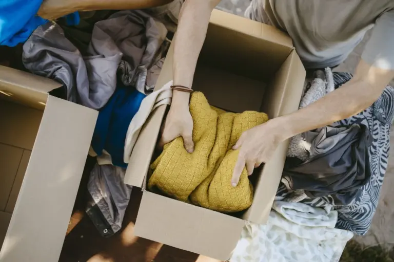 4 Tipi di Abbigliamento Che Ti Faranno Guadagnare di Più Nei Negozi di Seconda Mano