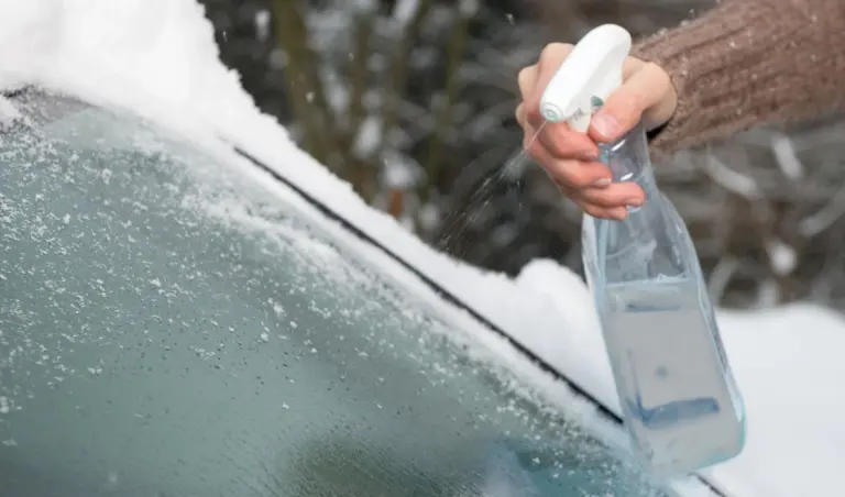 Acqua e aceto: il trucco geniale per sciogliere il ghiaccio dai vetri dell'auto in pochi secondi