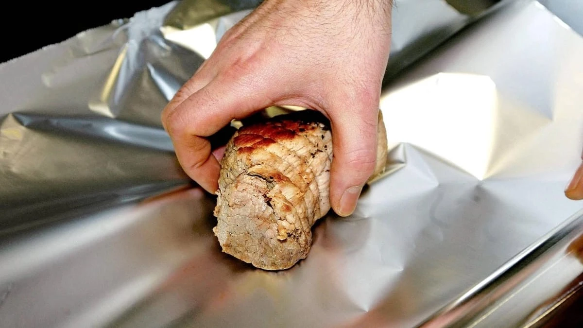 Alluminio in cucina: la sorprendente verità sulle due facce della carta stagnola