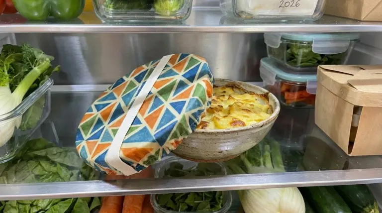 Basta pellicola alimentare e carta stagnola: quello che uso ora per coprire i miei piatti in frigo (ed è francamente più bello)