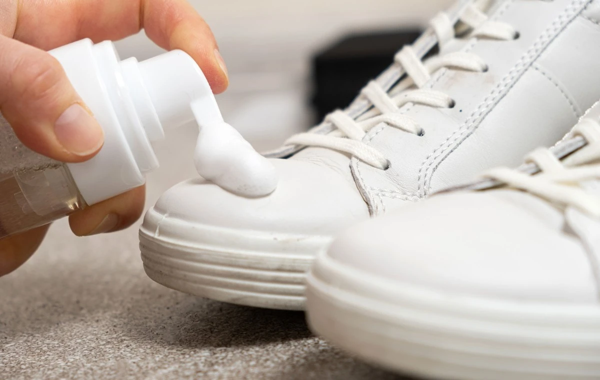 Bianco Splendente: 10 Trucchi Geniali per Sneakers Impeccabili - Stop all'Ingiallimento!