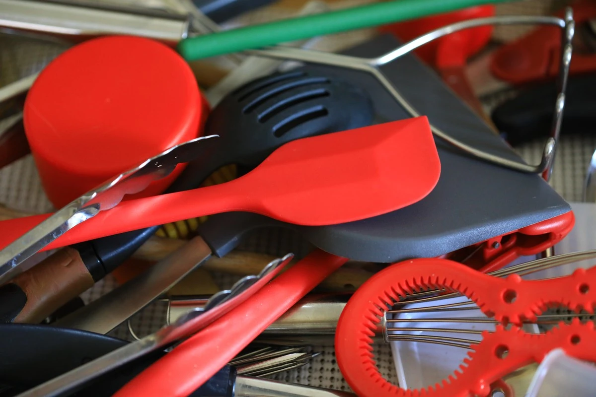 Cucina ordinata: 5 cose da buttare SUBITO per liberare spazio (e la mente!)