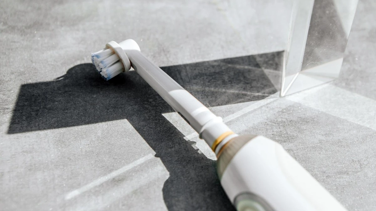 Elektrische Zahnbürste reinigen: Un errore comune che porta alla muffa!