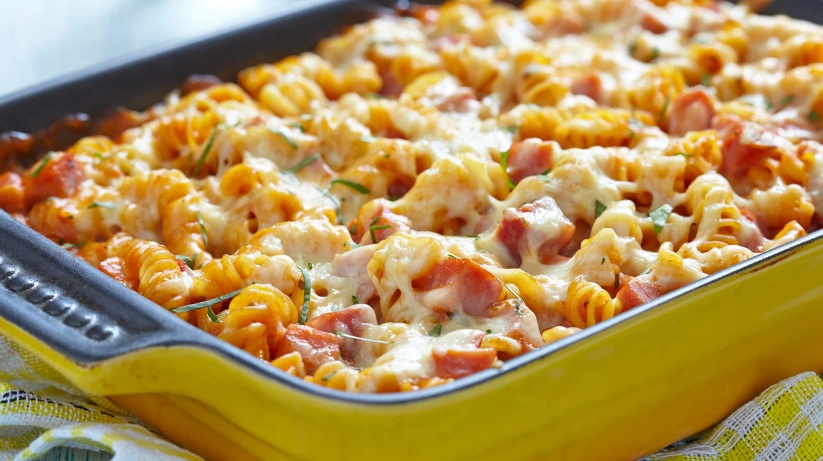 Gratin di pasta e prosciutto: la ricetta cremosa senza bustine pronte