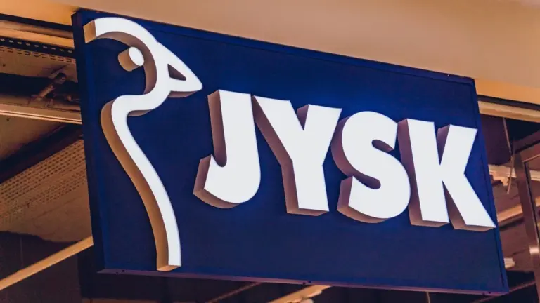 Il divano di velluto verde di Jysk: il tocco scandinavo che mancava al tuo salotto