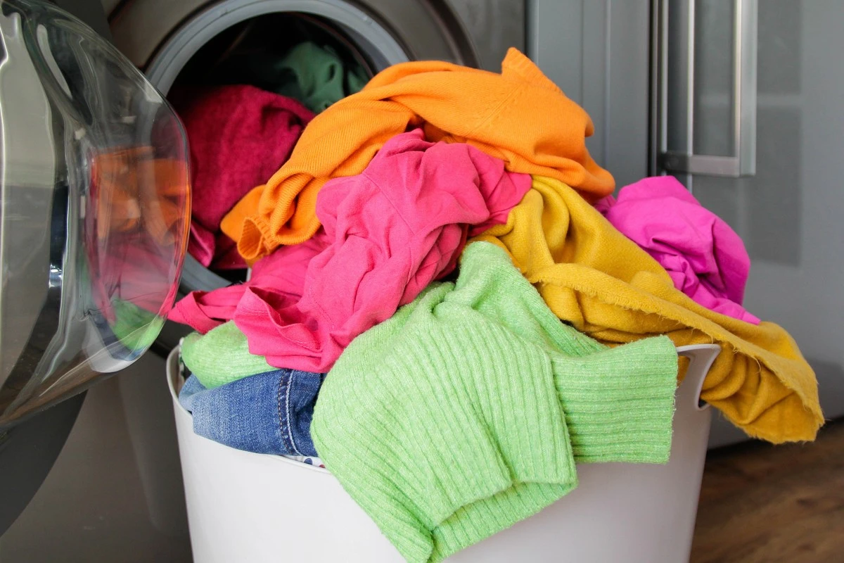 Il segreto della nonna per colori vivaci: un cucchiaio di bicarbonato nella lavatrice trasforma il tuo bucato