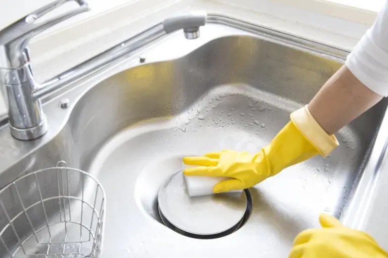 Il segreto sottovalutato del tuo lavello: 3 motivi per versare aceto caldo in quel piccolo foro