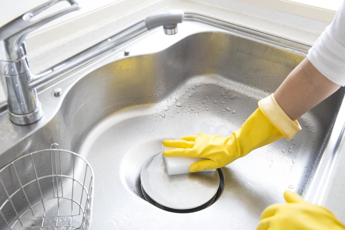 Il segreto sottovalutato del tuo lavello: 3 motivi per versare aceto caldo in quel piccolo foro