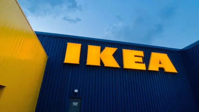 Il supporto Ikea Solveinden: addio buchi sul balcone, benvenuta luce d'atmosfera