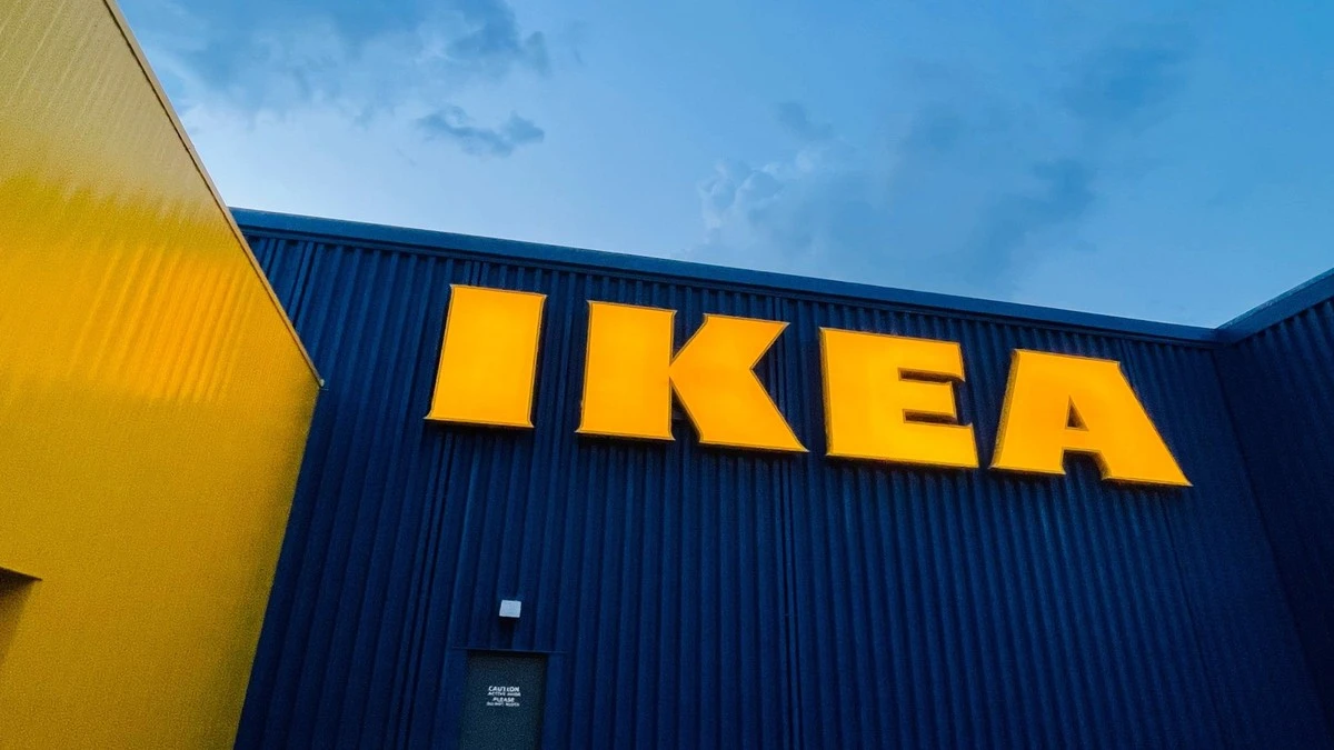Il supporto Ikea Solveinden: addio buchi sul balcone, benvenuta luce d'atmosfera