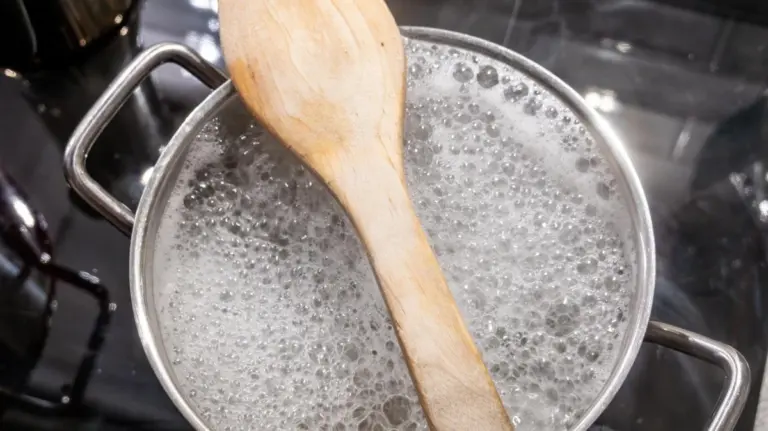 Il trucco del mestolo di legno: non più pentole traboccanti in cucina