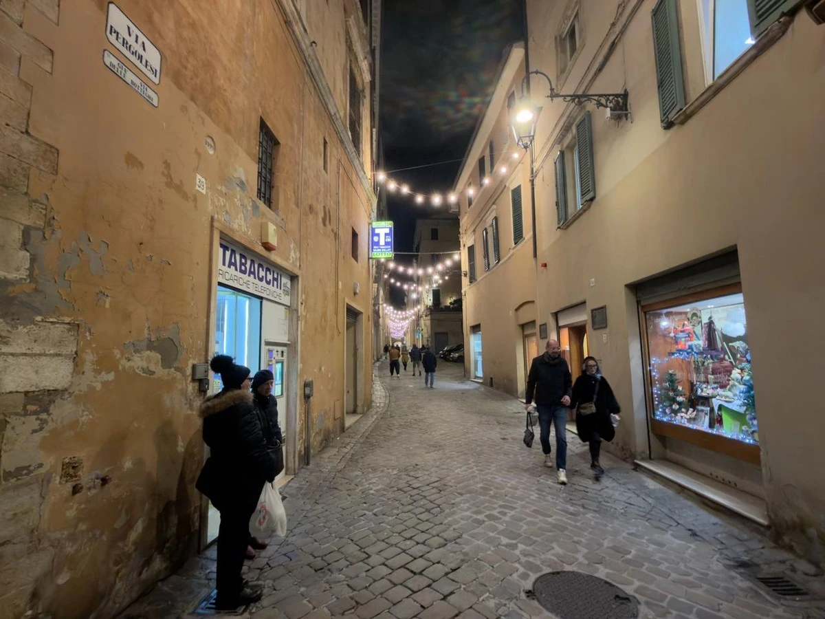 Jesi: oltre 500 luci trasformano i vicoli in un sogno
