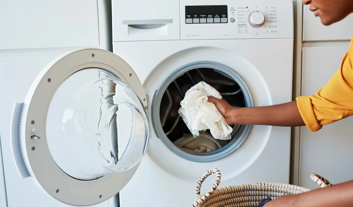 L'aceto bianco è il segreto per un bucato bianco come nuovo: ecco perché devi aggiungerlo al tuo bucato