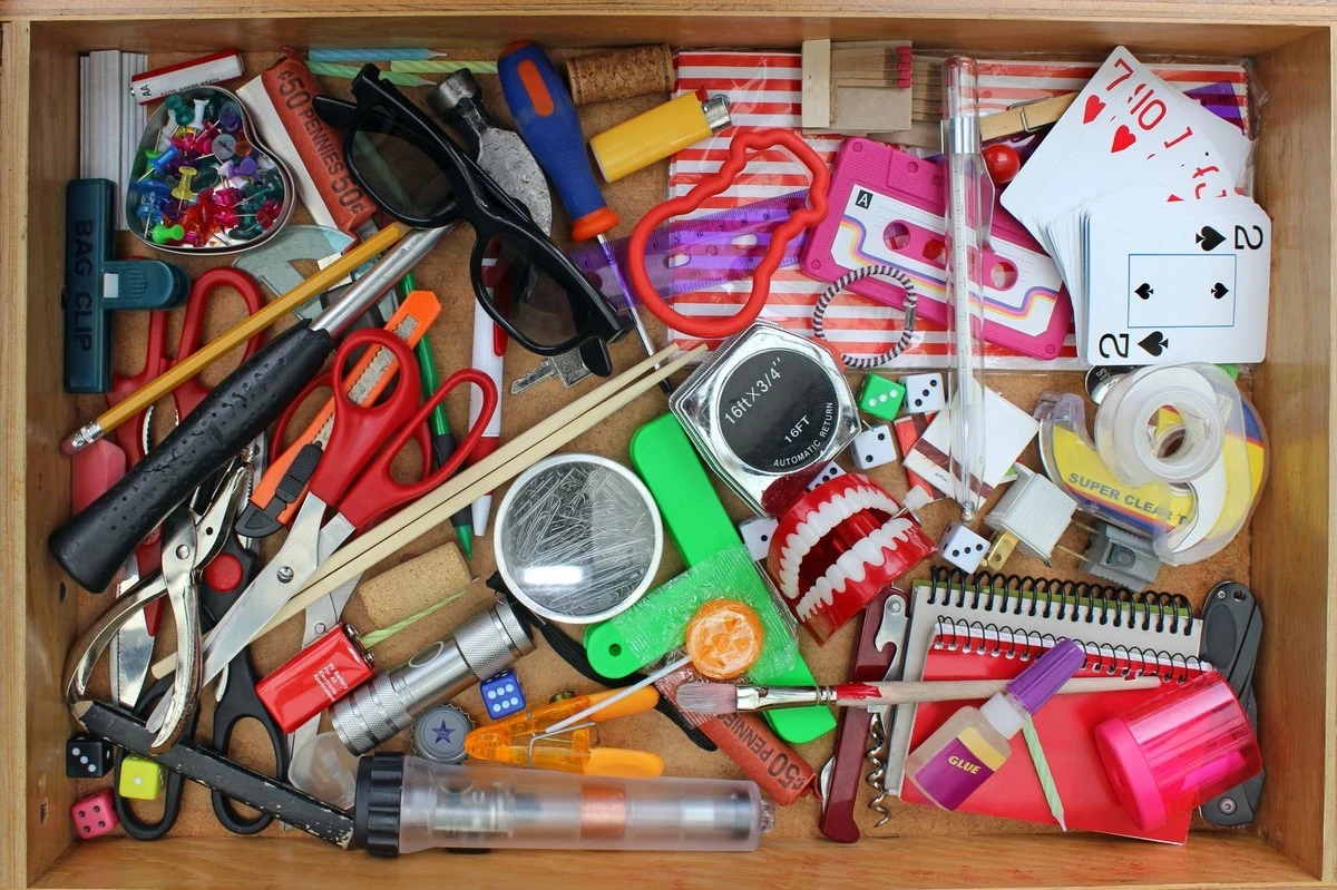 La sindrome del cassetto delle cose inutili? Come mettere ordine nel caos dei piccoli oggetti