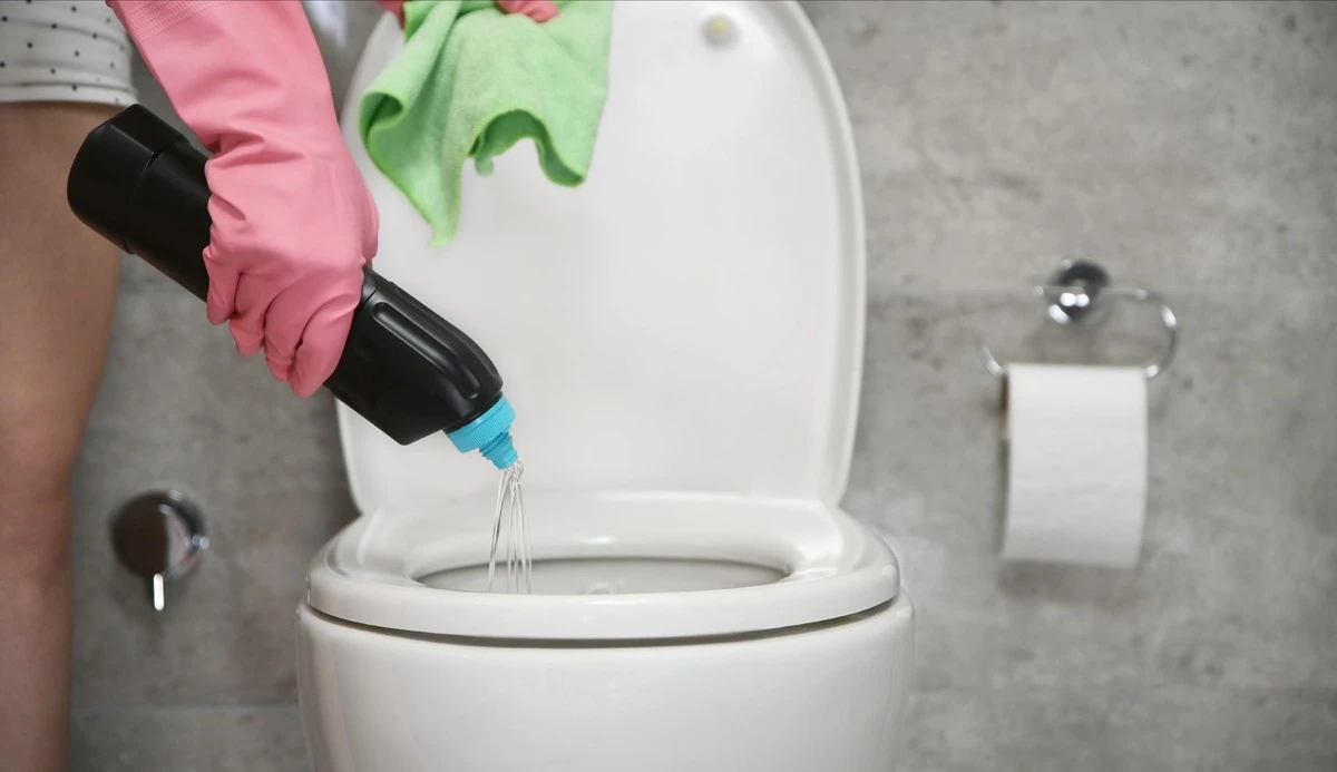 La Toilette Sparisce il Calcare Ostinato in Una Notte: Il Segreto Casalingo Che Funziona Davvero