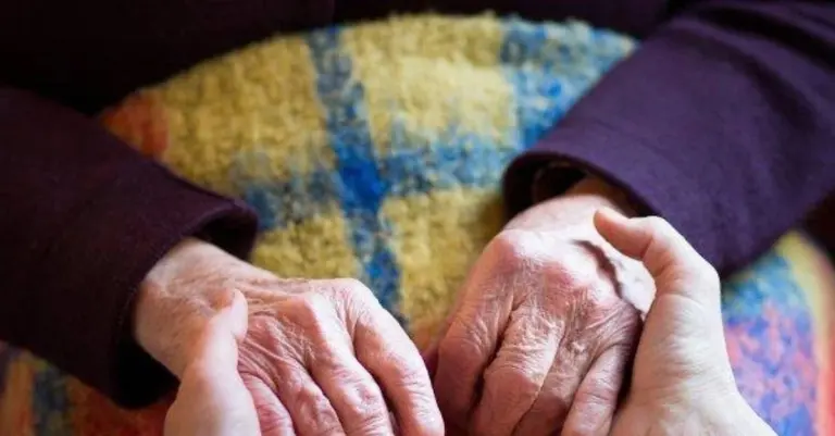 Le nuove paghe orarie dei lavoratori domestici: baby sitter e badanti guadagnano di più dal 2024