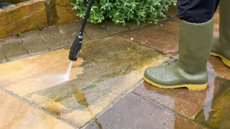 L'ingrediente segreto per una terrazza come nuova: elimina muschio e alghe senza fatica