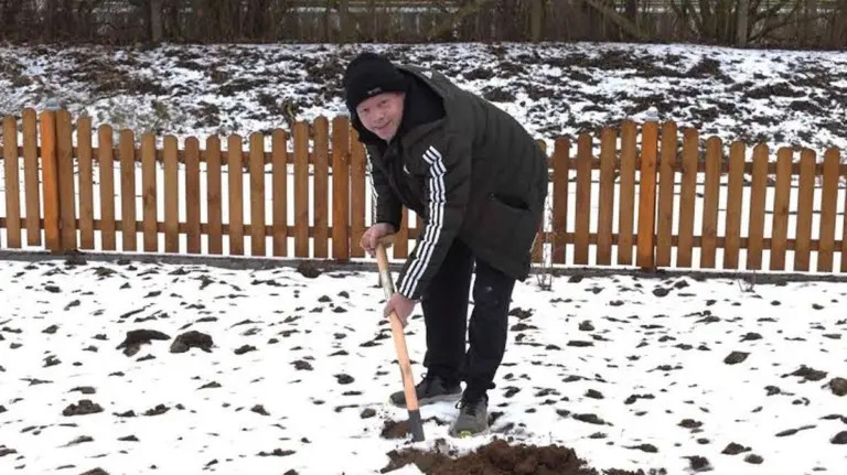 Nonostante gelo e neve, Christian Gebühr dà il via alla stagione del giardinaggio: ecco come fa