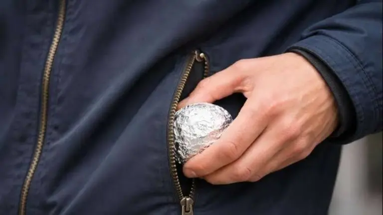 Non solo per la cucina! Ecco perché dovresti portare sempre un pezzo di carta stagnola in tasca