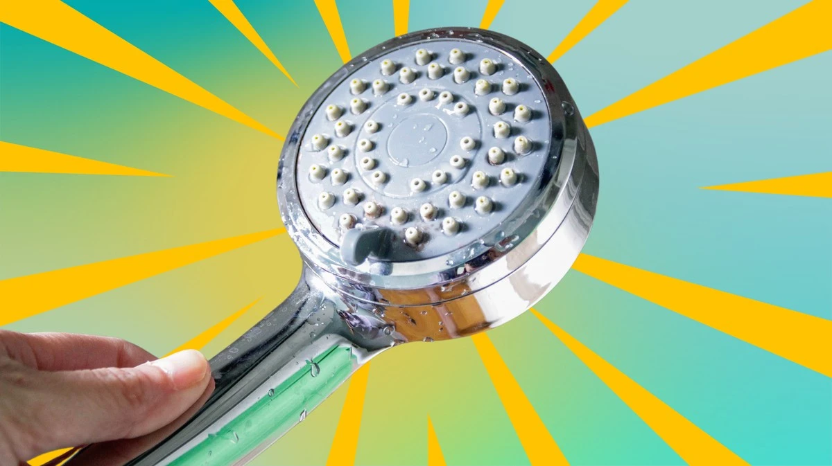 Perché metto un sacchetto per congelatore nella doccia ogni sera - La soluzione semplice per un soffione impeccabile