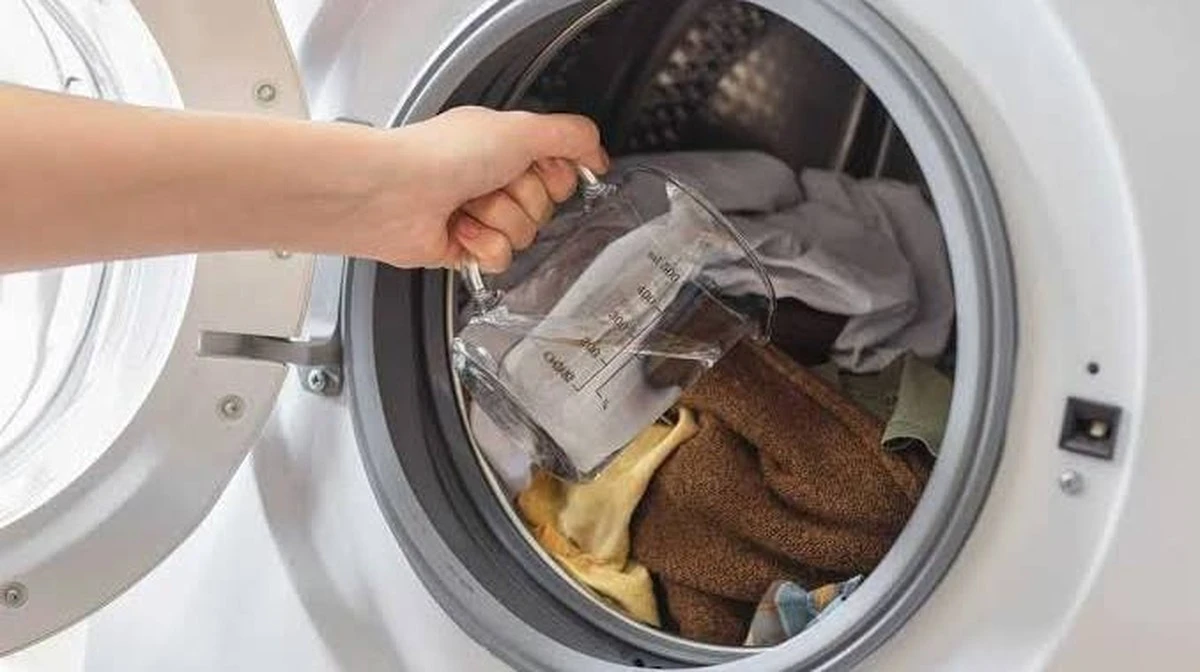 Perché una tazza di aceto bianco è il trucco segreto per un bucato impeccabile