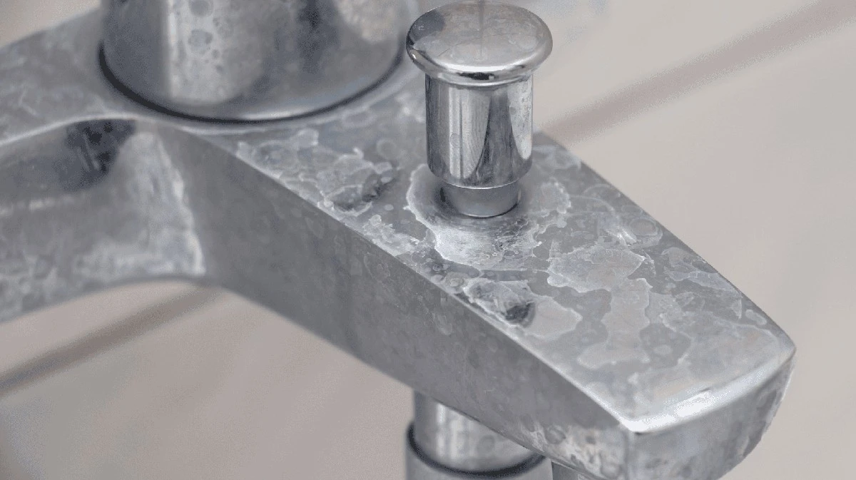 Rubinetti brillanti per settimane: Questo rimedio casalingo li tiene liberi da calcare e macchie d'acqua