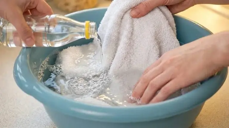 Strofinacci e guanti di gomma: l'intruglio serale che li fa brillare al mattino