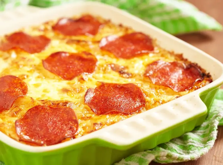 Svuota il frigo con questo sformato pizza velocissimo: la genialata che conquista tutta la famiglia