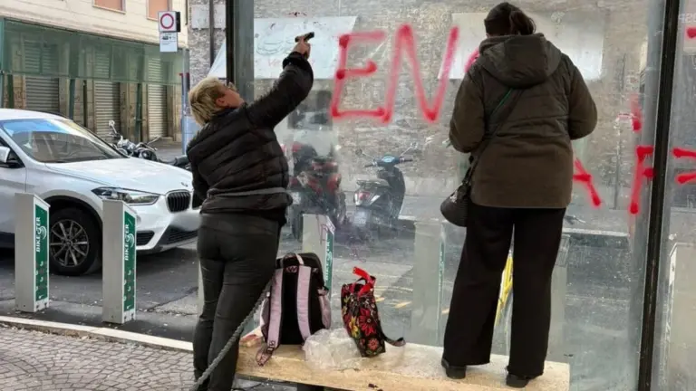 Terni: imprenditrici ripuliscono pensilina ereditata da graffiti, un regalo di San Valentino per la città