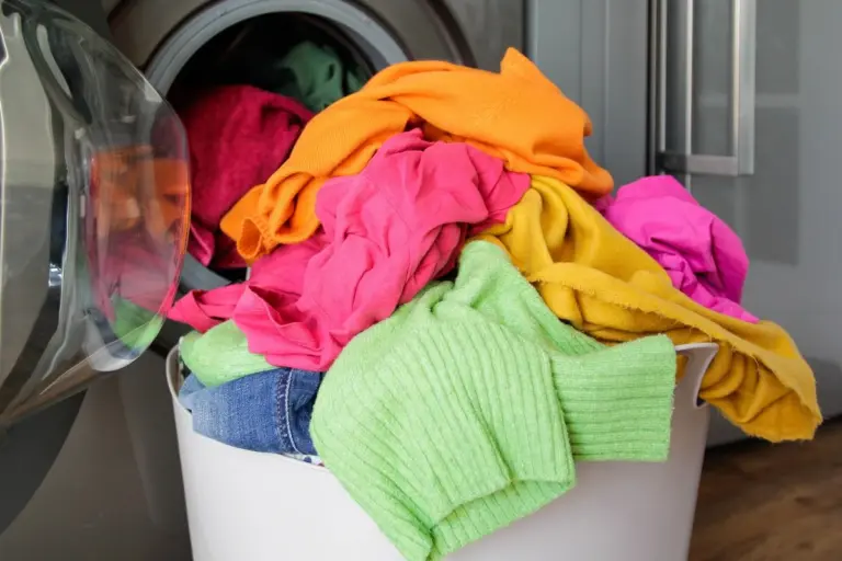 Un cucchiaio di bicarbonato: il segreto per far tornare i tuoi capi colorati come nuovi