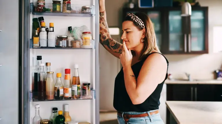7 alimenti che migliorano con il freddo: li metti in frigo (ma quasi nessuno lo fa)