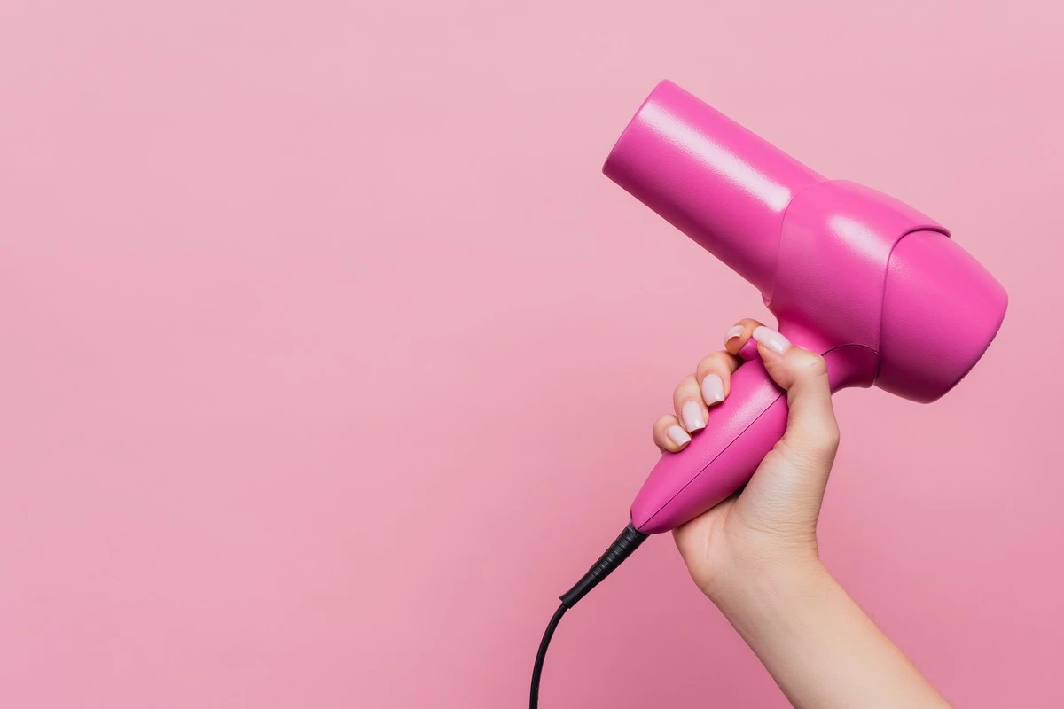 8 Trucchi con l'asciugacapelli che ti cambieranno la vita