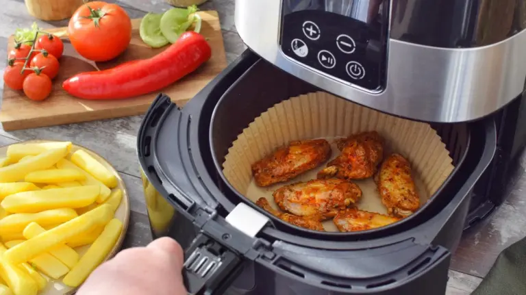 Carta forno nell'Airfryer: Evita questo errore che brucia i cibi e crea fumo!