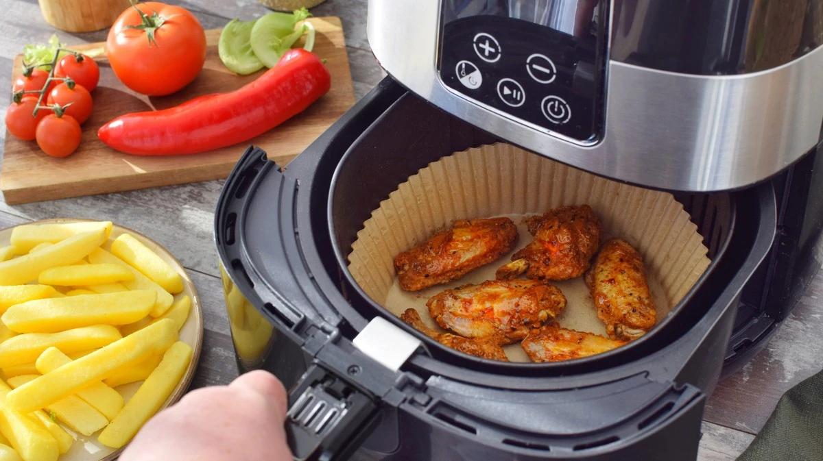 Carta forno nell'Airfryer: Evita questo errore che brucia i cibi e crea fumo!