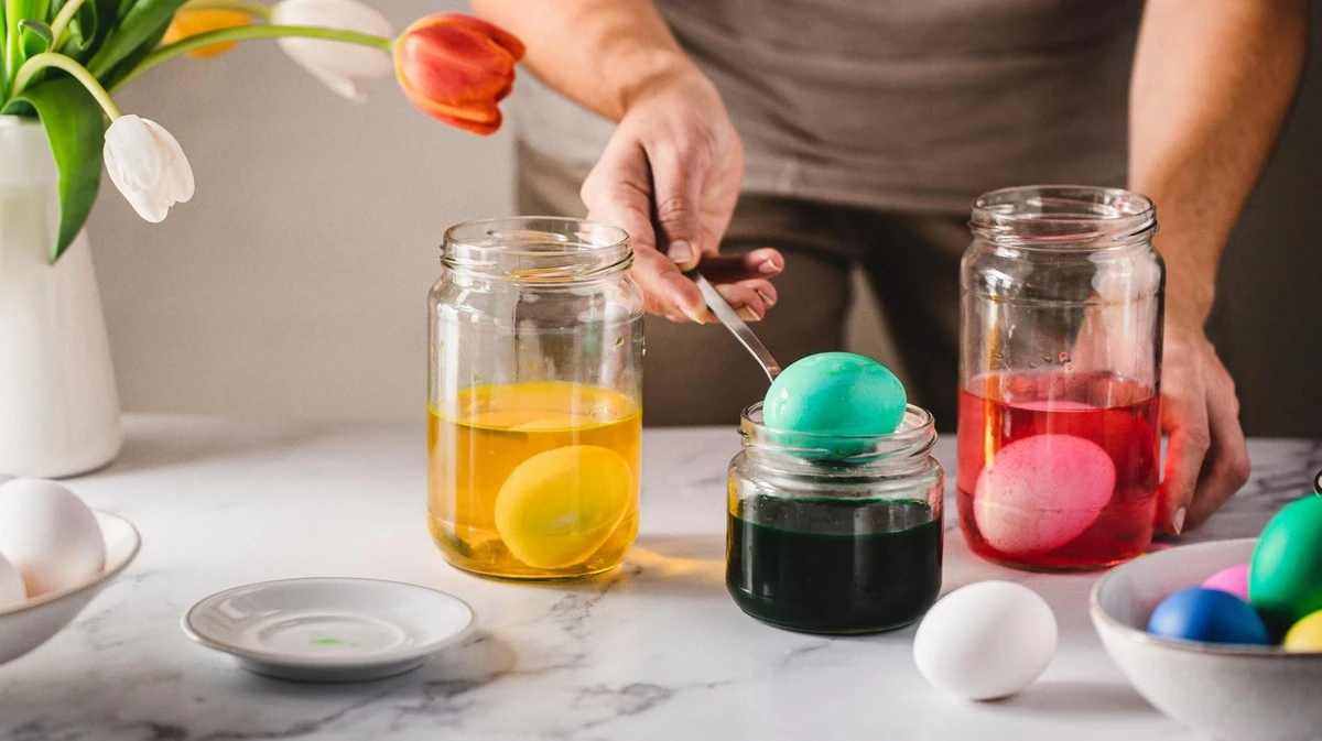 Come tingere le uova di Pasqua in modo naturale: Bastano questi alimenti per creare colori vivaci