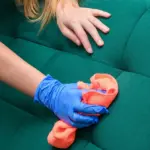 Dì addio allo sporco del divano: il trucco geniale con una pastiglia per lavastoviglie