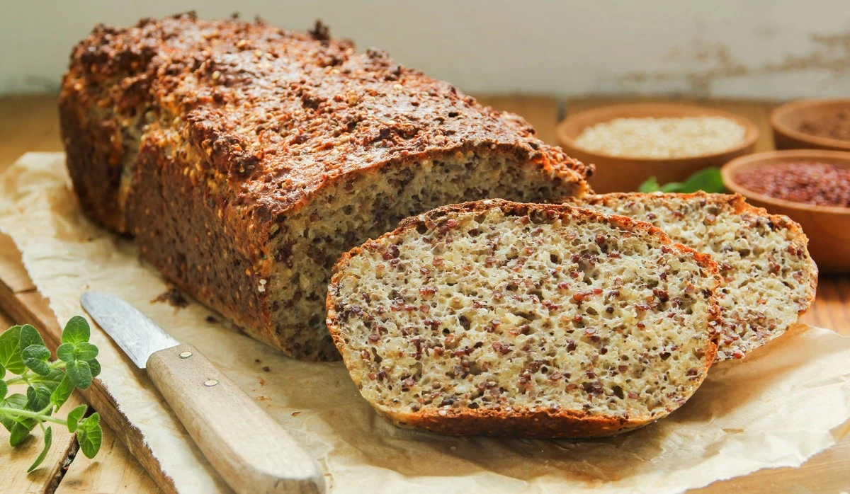 Fuggi dalla solita colazione: pane proteico con fiocchi d'avena e quark per saziarti fino a pranzo