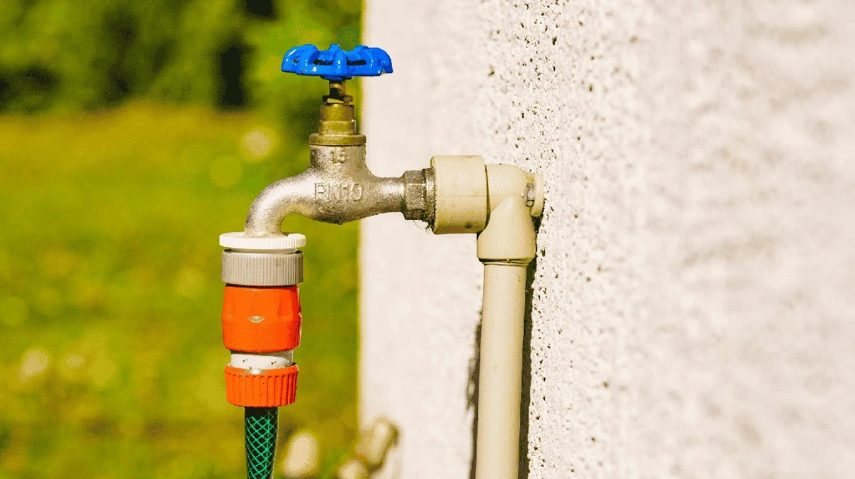 Il gadget da doccia in giardino: la soluzione inaspettata per mani sempre pulite
