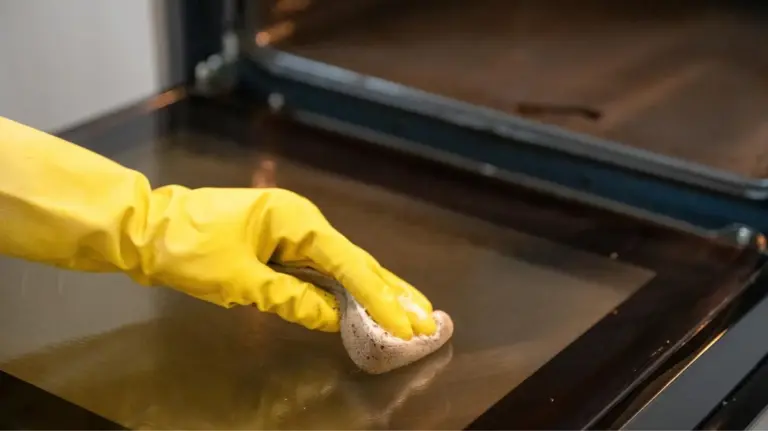 Il trucco geniale per pulire l'interno del forno tra i vetri