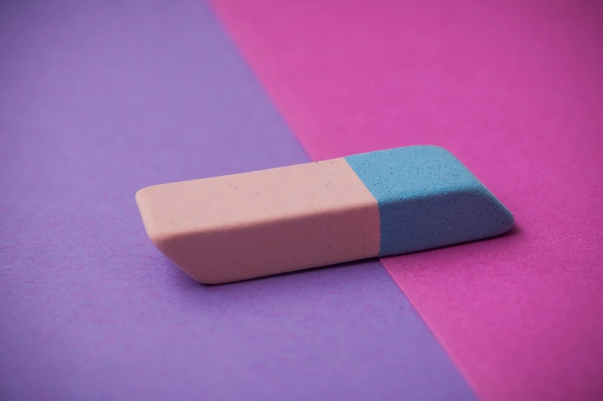 La misteriosa pagina blu della gomma da cancellare: non è solo per correggere gli errori